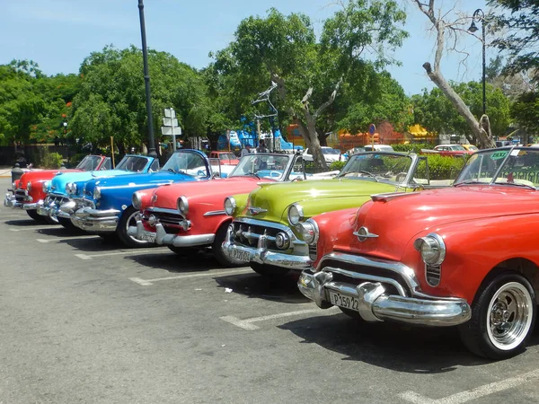 Hawana Kuba Amerykański kabriolet vintage samochody — Zdjęcie stockowe