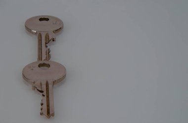 Metal tuşların telif alanı ve beyaz arkaplan ile yakınlaştırılması