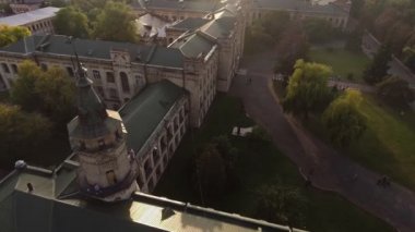 eski kentin çatıları üzerinden drone uçuş