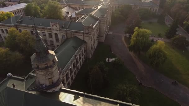 Vuelo del dron sobre los tejados de la ciudad vieja — Vídeos de Stock