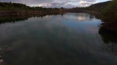 Güzel bir yol güzel göl ve orman gidiyor görünümünden