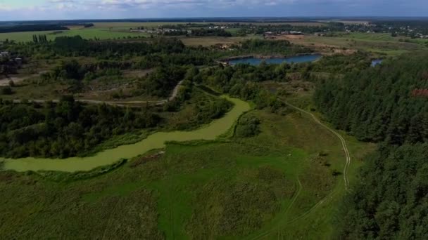 Hermosa vista desde un camino que pasa por el hermoso lago y el bosque — Vídeo de stock