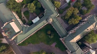 eski kentin çatıları üzerinden drone uçuş