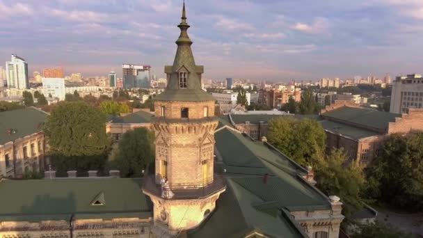 Vuelo del dron sobre los tejados de la ciudad vieja — Vídeo de stock