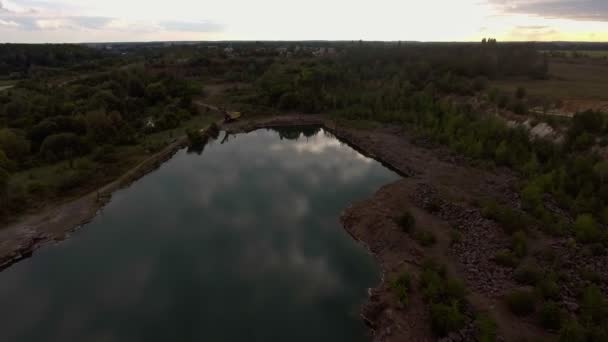 美しい湖と森を通って行く道からの美しい眺め — ストック動画