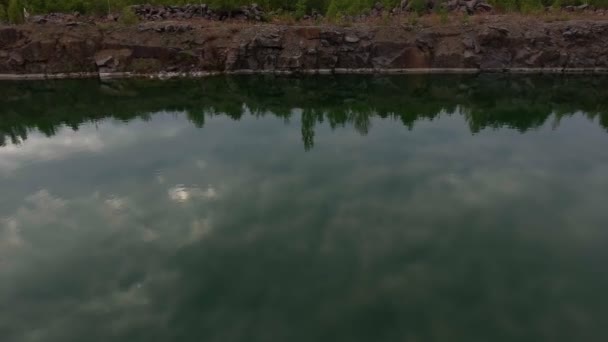Jezero v letecký pohled — Stock video