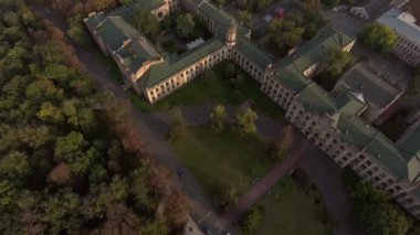 eski kentin çatıları üzerinden drone uçuş