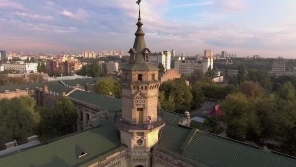 Flight dron na střechy starého města — Stock video