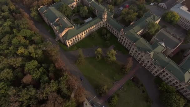 飞越旧城屋顶的无人机飞行 — 图库视频影像