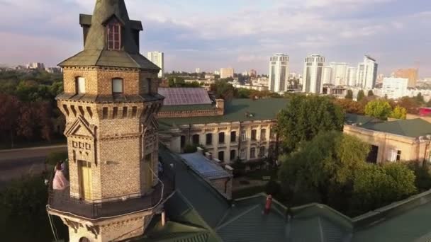 Полет беспилотника над крышами старого города — стоковое видео