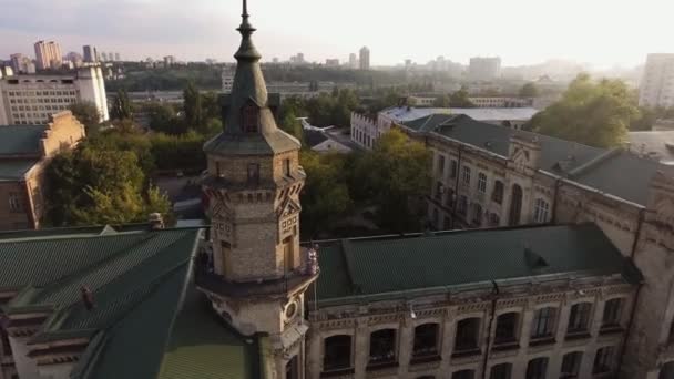 오래 된 도시의 지붕에 무인 항공기의 비행 — 비디오