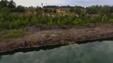 Güzel bir yol güzel göl ve orman gidiyor görünümünden