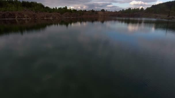 Bela vista de uma estrada que atravessa o belo lago e floresta — Vídeo de Stock