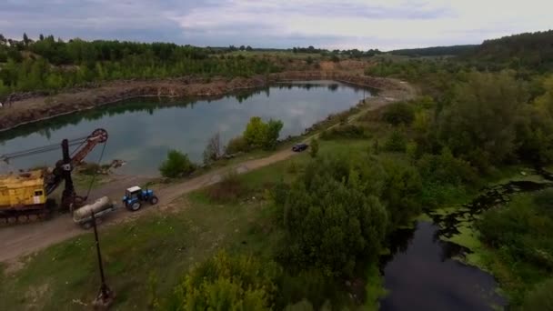 Güzel bir yol güzel göl ve orman gidiyor görünümünden — Stok video