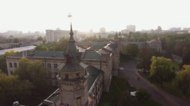 eski kentin çatıları üzerinden drone uçuş