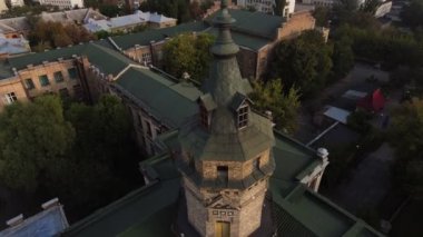 eski kentin çatıları üzerinden drone uçuş