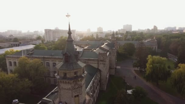 Vol du drone sur les toits de la vieille ville — Video