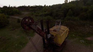 Güzel bir yol güzel göl ve orman gidiyor görünümünden