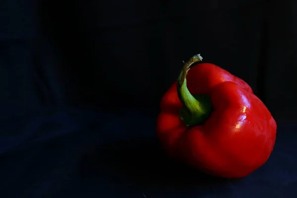 Una Pimienta Roja Sobre Fondo Negro — Foto de Stock