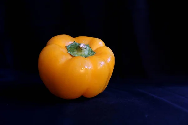 Pimiento Amarillo Sobre Fondo Negro — Foto de Stock