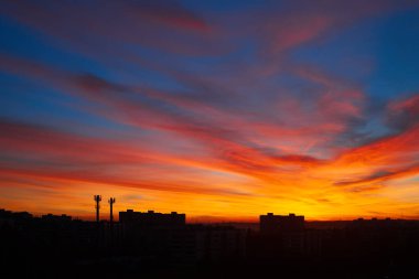 Karşıt gökyüzü, uzaktaki bir metropolün arka planında parlak bir günbatımıdır. Ufuk çizgisi çok büyülü ve heyecan vericidir. Bu bir kıyamettir.