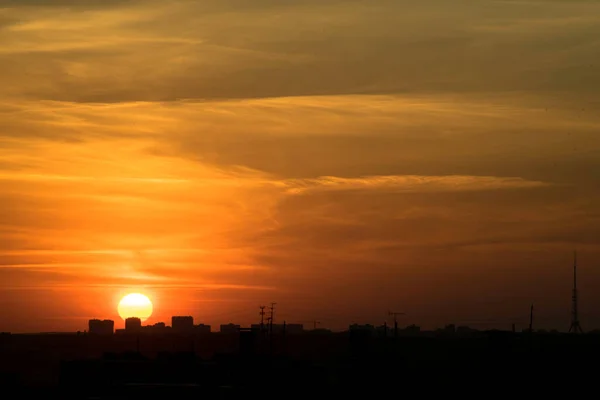 Ciel Contrasté Est Coucher Soleil Lumineux Sur Fond Une Métropole — Photo