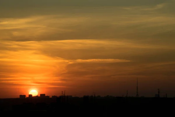 Contrasterende Hemel Een Heldere Zonsondergang Tegen Achtergrond Van Een Metropool — Stockfoto