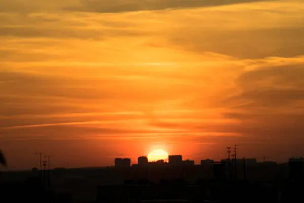 Contrasterende Hemel Een Heldere Zonsondergang Tegen Achtergrond Van Een Metropool — Stockfoto