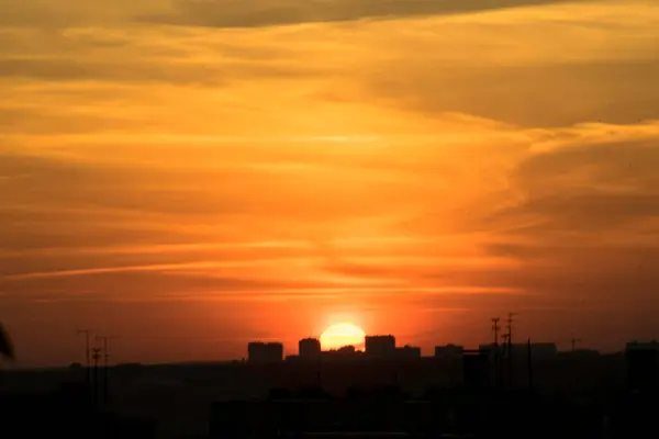 天空的反差是一个明亮的日落背景下的大都市在远方 地平线是非常神奇和令人兴奋的 这是一个启示 它激励和启发了许多印象从你所看到的 — 图库照片