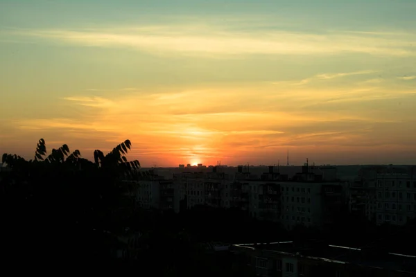 Der Kontrastreiche Himmel Ist Ein Heller Sonnenuntergang Vor Dem Hintergrund — Stockfoto