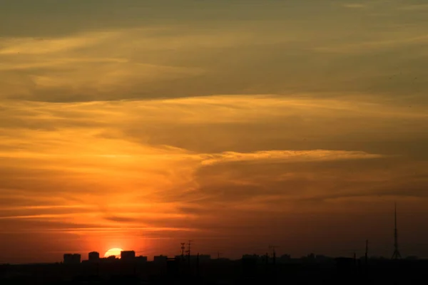 Céu Contrastante Pôr Sol Brilhante Contra Fundo Uma Metrópole Distância — Fotografia de Stock