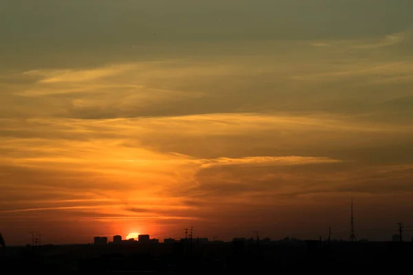 Contrasting Sky Bright Sunset Background Metropolis Distance Horizon Line All — Stock Photo, Image