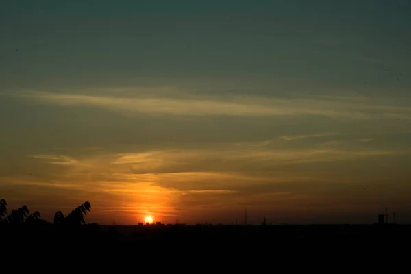 Contrasting Sky Bright Sunset Background Metropolis Distance Horizon Line All — Stock Photo, Image