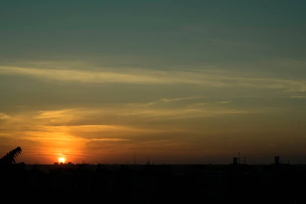 Cielo Contrastante Tramonto Luminoso Sullo Sfondo Una Metropoli Lontananza Linea — Foto Stock