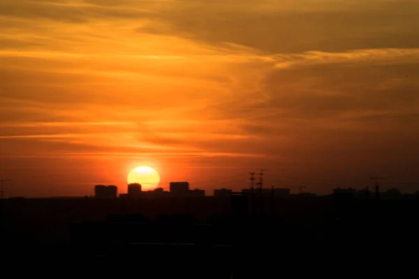 Contrasting Sky Bright Sunset Background Metropolis Distance Horizon Line All — Stock Photo, Image