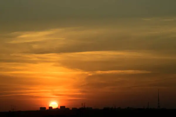 Kontrastowe Niebo Jest Jasny Zachód Słońca Tle Metropolii Oddali Linia — Zdjęcie stockowe
