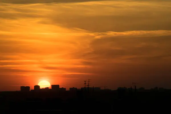 Pôr Sol Sobre Horizonte Uma Grande Cidade Sobre Casas Contraste — Fotografia de Stock