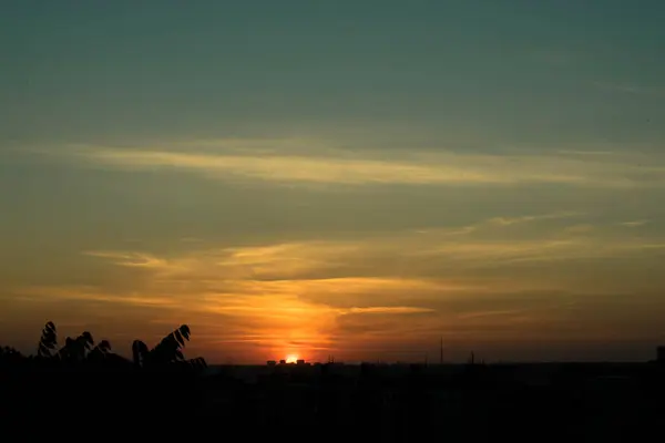 Puesta Sol Sobre Horizonte Una Gran Ciudad Sobre Las Casas — Foto de Stock