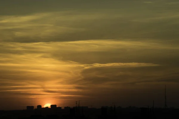 Zachód Słońca Nad Panoramą Dużego Miasta Nad Domami Jasnym Kontraście — Zdjęcie stockowe