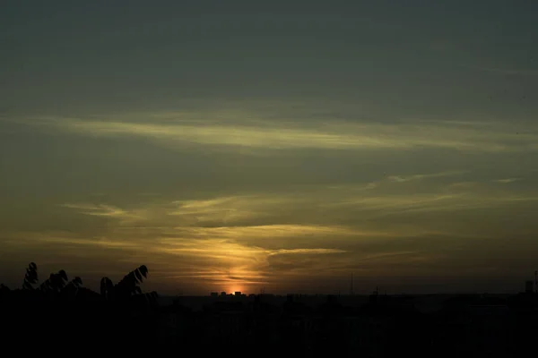 Büyük Bir Şehrin Ufuk Çizgisi Üzerinde Gün Batımı Batan Güneşin — Stok fotoğraf