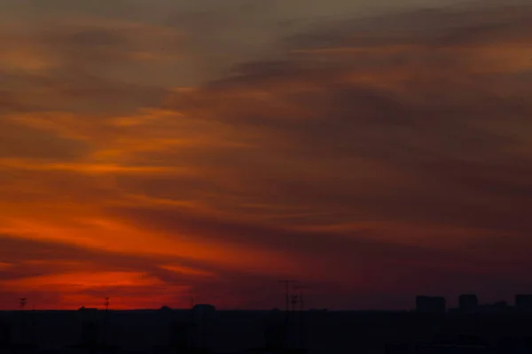 Contrasterende Hemel Een Heldere Zonsondergang Tegen Achtergrond Van Een Metropool — Stockfoto