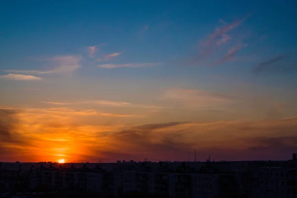 Den Kontrasterande Himlen Ljus Solnedgång Mot Bakgrund Metropol Fjärran Horisonten — Stockfoto