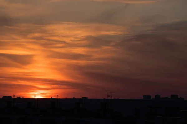 Αντίθετος Ουρανός Είναι Ένα Φωτεινό Ηλιοβασίλεμα Στο Φόντο Μιας Μητρόπολης — Φωτογραφία Αρχείου