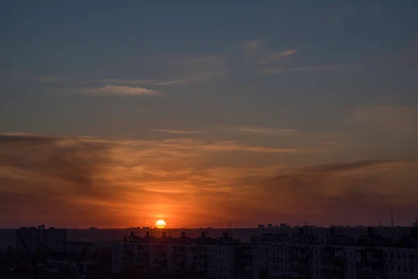 Контрастне Небо Яскравий Захід Сонця Тлі Мегаполісу Вдалині Лінія Горизонту — стокове фото