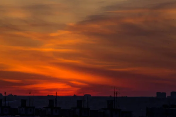 Cielo Contrastante Una Puesta Sol Brillante Sobre Fondo Una Metrópolis —  Fotos de Stock