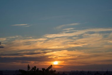 Ukrayna 'nın büyük şehri Kharkov' da günbatımının dinamikleri ve ufukta görünen ve görünmeyen her şeyin yaratıcısı tarafından resmedilen muhteşem bir akşam manzarası.!