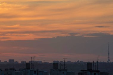 Ukrayna 'nın büyük şehri Kharkov' da günbatımının dinamikleri ve ufukta görünen ve görünmeyen her şeyin yaratıcısı tarafından resmedilen muhteşem bir akşam manzarası.!