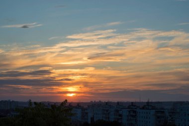 Ukrayna 'nın büyük şehri Kharkov' da günbatımının dinamikleri ve ufukta görünen ve görünmeyen her şeyin yaratıcısı tarafından resmedilen muhteşem bir akşam manzarası.!