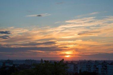 Ukrayna 'nın büyük şehri Kharkov' da günbatımının dinamikleri ve ufukta görünen ve görünmeyen her şeyin yaratıcısı tarafından resmedilen muhteşem bir akşam manzarası.!