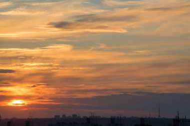 Ukrayna 'nın büyük şehri Kharkov' da günbatımının dinamikleri ve ufukta görünen ve görünmeyen her şeyin yaratıcısı tarafından resmedilen muhteşem bir akşam manzarası.!